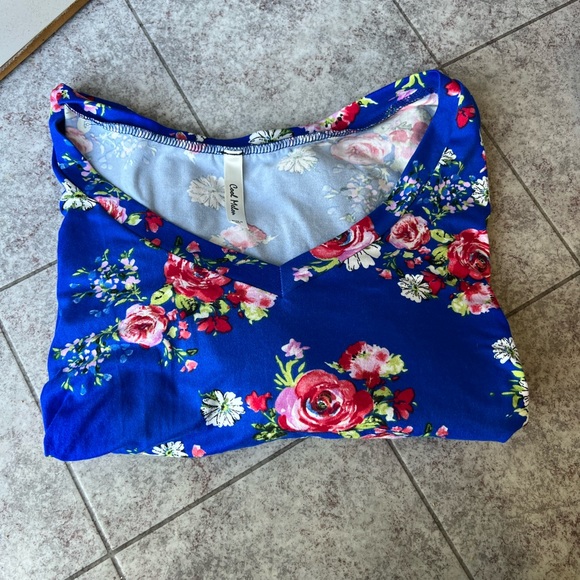 Set of two buttery soft tees size XL cool melon tops in blue and red floral - Picture 4 of 6